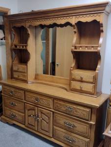 lot 199V image: American Drew Dresser with Lighted Mirror Hutch