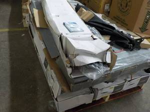 Pallet of Returned Patio Umbrellas ...