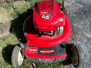lot 66 image: Toro 6.5 HP 22 Inch Recycler Lawn Mower with Rear Drive