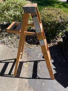 lot 94 image: 46 Inch Wooden Step Ladder