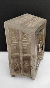 lot 38 image: Collectible Cast Iron Pet Safe Bank