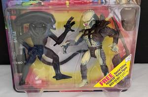 lot 48 image: New Kenner Aliens vs. Predators Action Figures
