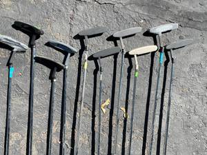 lot 133 image: 10 Golf Putters