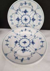 lot 250 image: Lovely Royal Copenhagen China Set