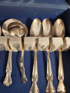 lot 255 image: Pretty Vintage Company Silver Plate Flatware in Wooden Storage Box