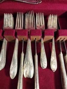 lot 257 image: Tudor Plate of Oneida Flatware Selection