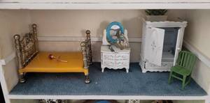 lot 261 image: Adorable Dollhouse Wall Hanging (Toy) with Metal Furniture