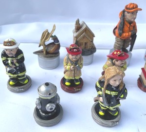 lot 289 image: Vintage Loon Lake Hunter Wood Chess Pieces