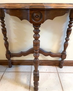 lot 364 image: Adorable Vintage Accent Table
