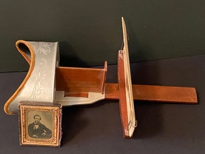 lot 336 image: Vintage Stereoscope with Card and Antique Photograph