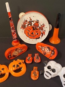 lot 287 image: Fun Vintage Halloween Noise Makers