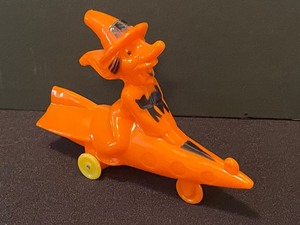 lot 286 image: Vintage Plastic Halloween Items