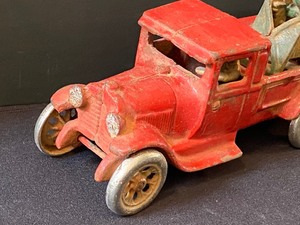 lot 213 image: Vintage Arcade Cast Iron Toy Truck