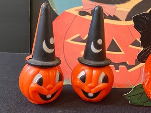 lot 203 image: Vintage Halloween Decorative Items