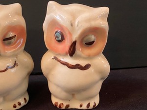 lot 201 image: Pair of Vintage Shawnee Owl Figurine Salt and Pepper Shakers