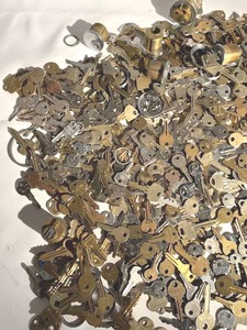 lot 436 image: Huge Key Lot