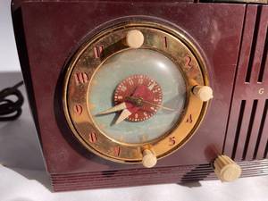 lot 437 image: Vintage GE Radio With Clock