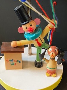 lot 212 image: Vintage 1970s Nursery Clown and Balloon Lamp