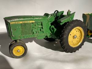 lot 472 image: Vintage John Deere Metal Toy Tractor w Wagon