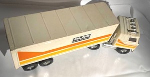 lot 476 image: Vintage Metal ERTL Truck