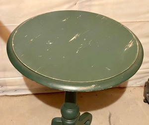 lot 424 image: Ethan Allen Accent Table