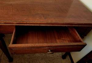 lot 538 image: Lovely Medium-Wood Single-Drawer Desk