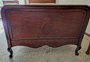 lot 565 image: Second of Two Beautiful Vintage Dark Wood Twin Beds