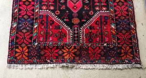 lot 581 image: Exquisite Vintage Genuine Handwoven Persian Rug