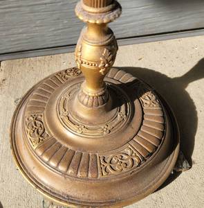 lot 592 image: Lovely Vintage Brass Floor Lamp