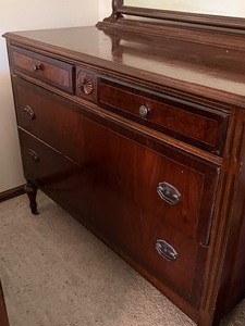 lot 566 image: Lovely Vintage Four-Drawer Bureau with Adjustable Mirror