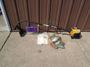 Cub Cadet weed trimmer with manual & extra line. Good used condition. Tested & works. As shown.