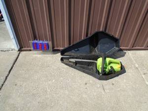 Poulan mini mite chainsaw with case. Good used condition. Tested & works. As shown.