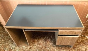 lot 50 image: Delightful Desk