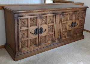 lot 4 image: Vintage Wood Buffet