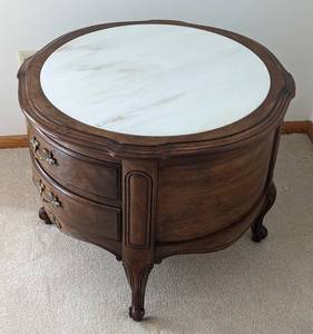 lot 8 image: Marble Topped Round Side Table