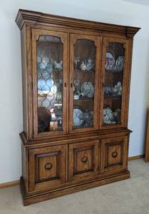 lot 5 image: Vintage Drexel Display Cabinet