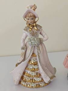 lot 36 image: Pair of Pretty Porcelain Figurines