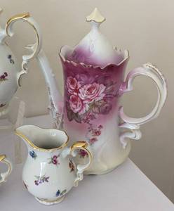 lot 38 image: Assorted Vintage Porcelain Teapots