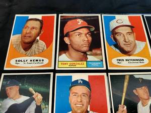 (28) Assorted 1961 Topps Baseball Cards Lot
