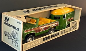lot 9 image: Vintage Nylint Horse Stable Truck and Trailer - New in Package