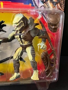 lot 19 image: Aliens vs. Predators The Ultimate Battle Between Beast and Hunter Figurines - New in Package