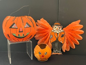 lot 32 image: Fun Vintage Halloween Decorative Items