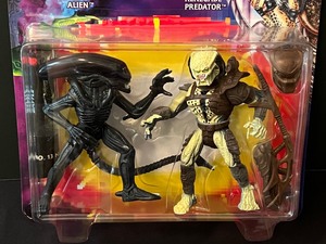 lot 128 image: Aliens vs. Predators The Ultimate Battle Between Beast and Hunter - Warrior Alien & Renegade Predator