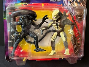 lot 149 image: Alien vs Predator The Ultimate Battle Between Beast and Hunter Figurines - New in Package