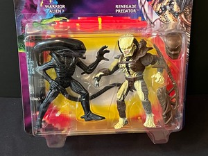 lot 51 image: Alien vs Predator The Ultimate Battle Between Beast and Hunter Figurines - New in Package