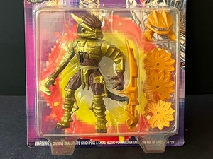 lot 69 image: NEW The Ultimate Alien Hunter Figurine - Spiked Tail Predator