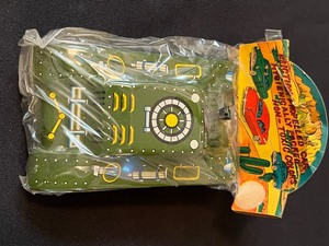 lot 135B image: Vintage Tin Toy US Army Tank - New in Package