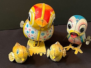 lot 137B image: Vintage Tin Bird Toy Wind Up Figurines