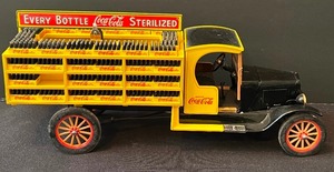 lot 163 image: Vintage Coca Cola Truck with Mini Cases of Coke Bottles