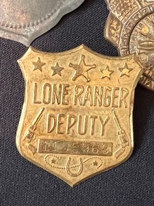 lot 166 image: Collection of Vintage Childrens Badges